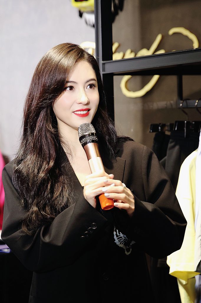 张柏芝空降郑州生图状态绝了 披肩卷发气质温柔美到令人心动_凤凰网