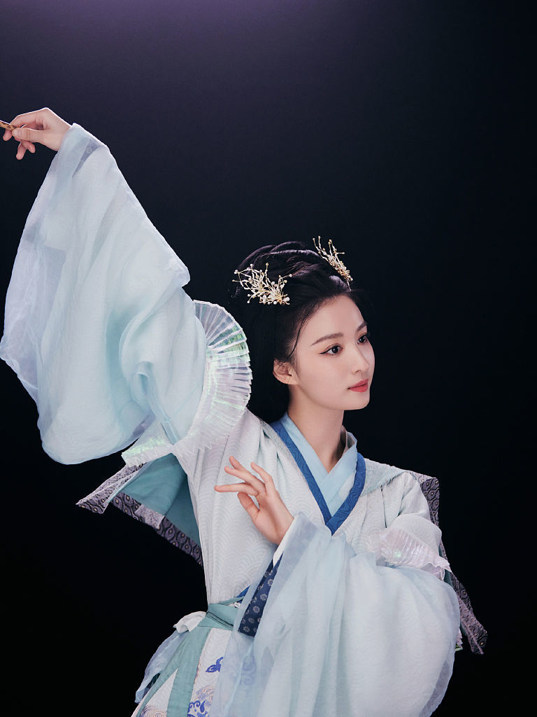 王楚然古装出镜美若仙子 明眸皓齿气质端庄