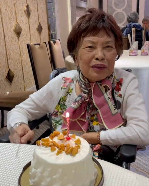 1940年出生的余慕莲现在已经84岁了,不过从今年她庆生晒出的照片来看