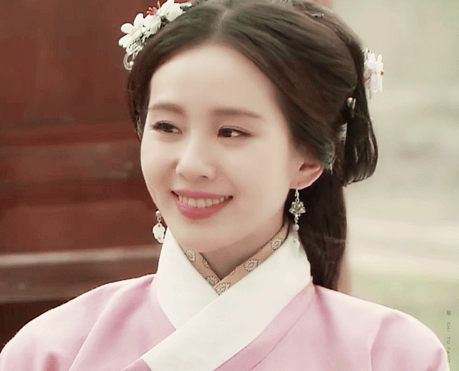 反观中秋时节,秋高气爽,气候宜人,正值丰收,其时令基础也是中秋节最具