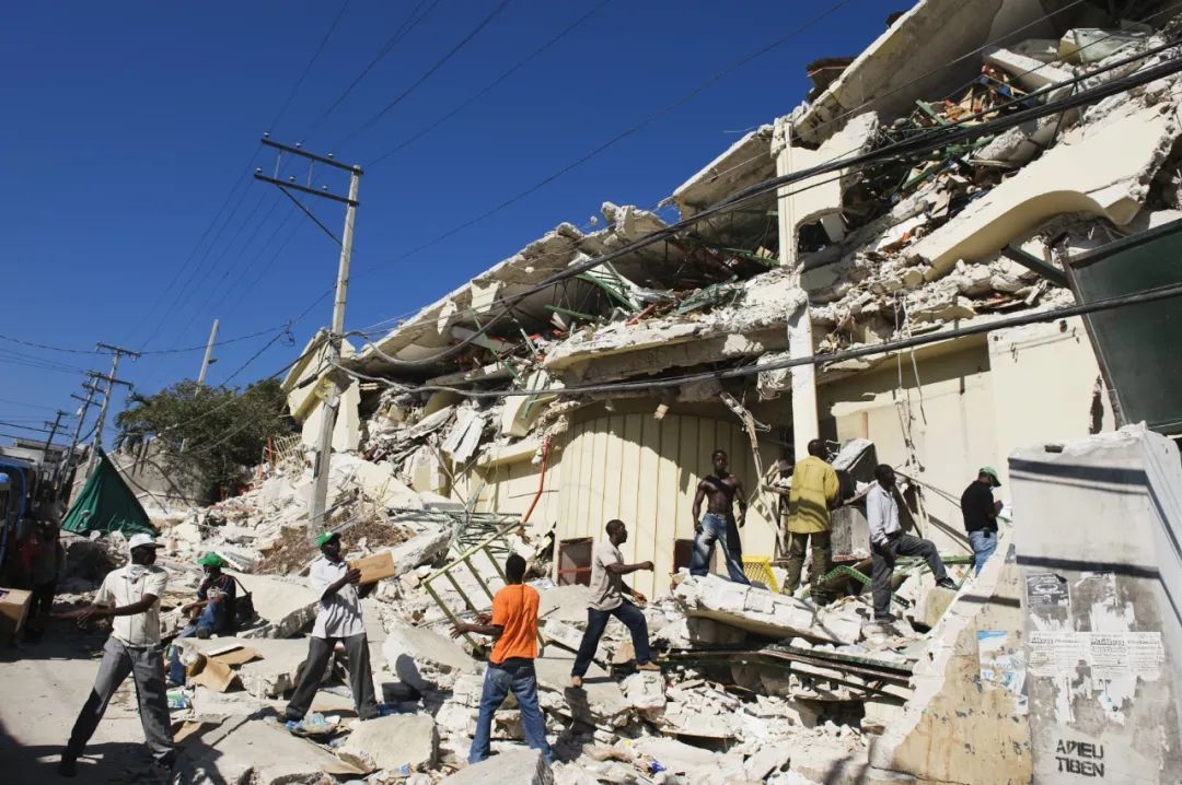 资料图: 海地2010年地震后倒塌的房屋 /ic photo