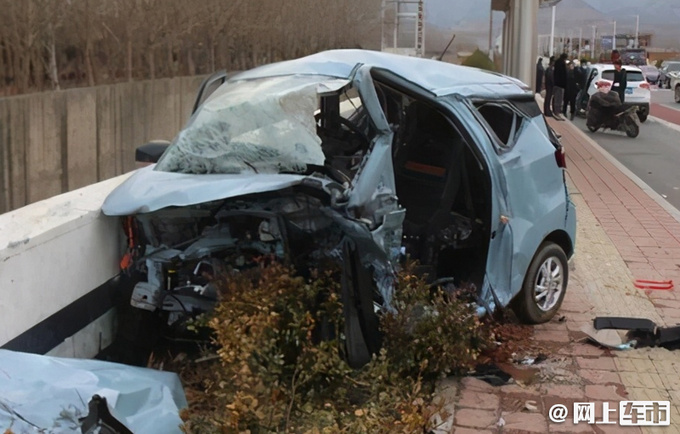 不能只图便宜五菱宏光minieva柱一撞就弯不标配气囊