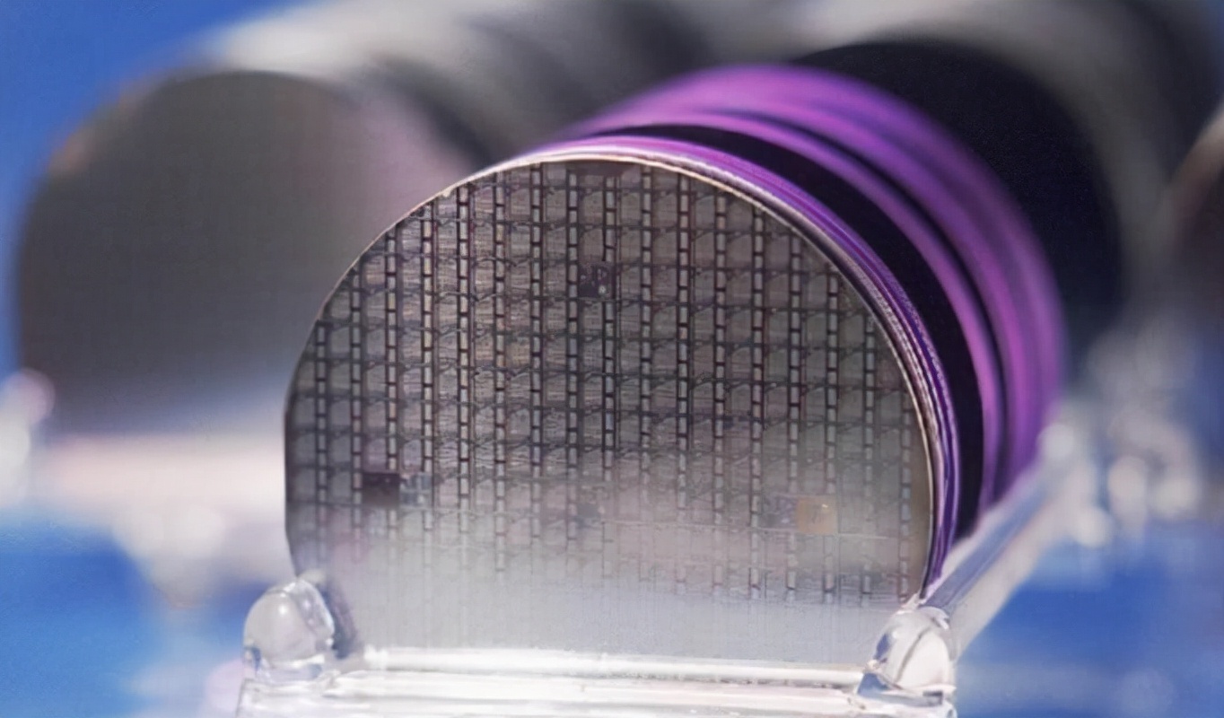 换句话说,半导体硅片的提纯和加工技术门槛极高,掌握这些技术的国际