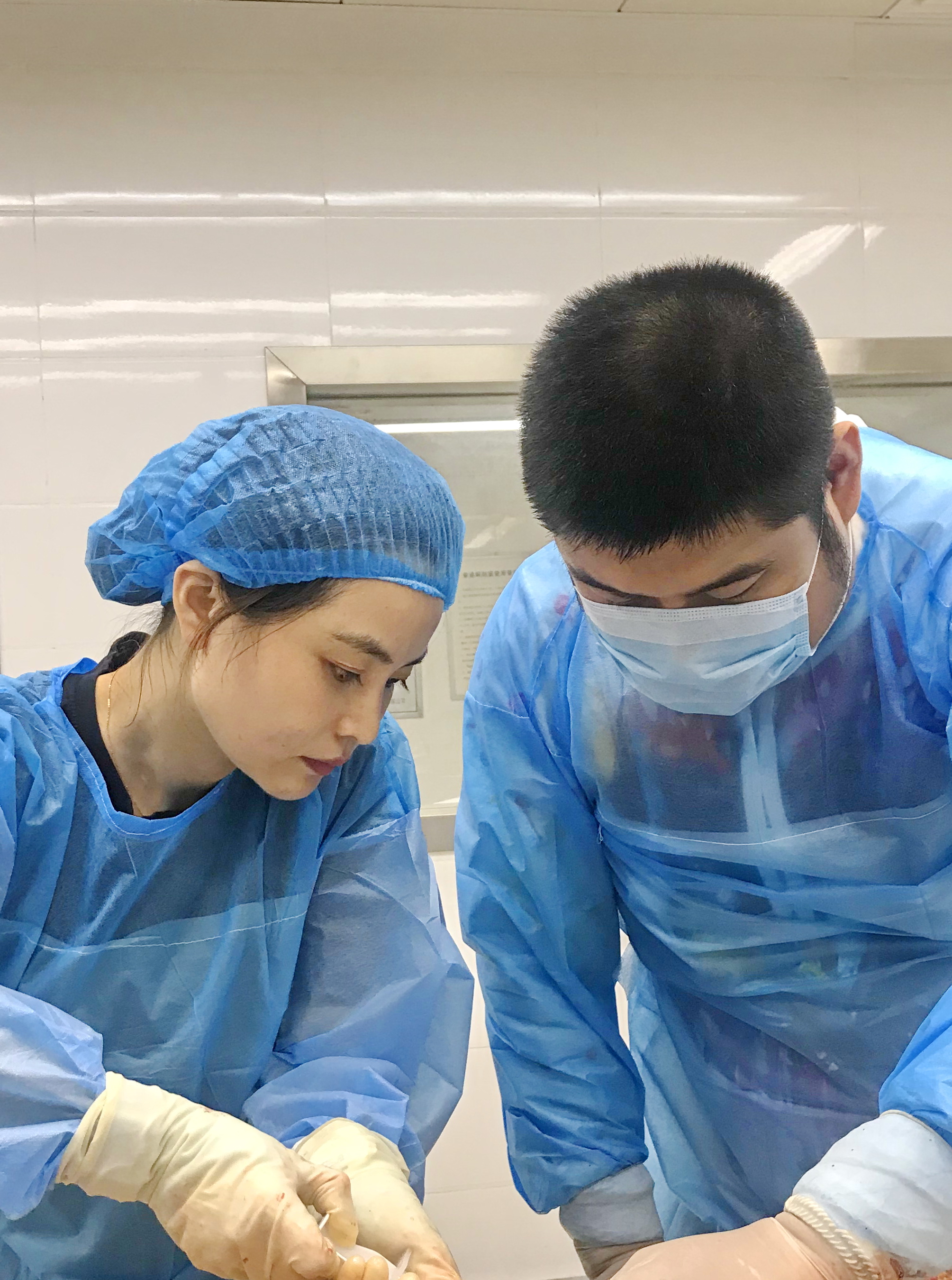 四川成都公安系统女法医"智爷"不一样的"三八节"