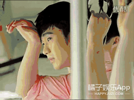 但今天的主角,是这个给他递可乐的女生—刘虞佳.