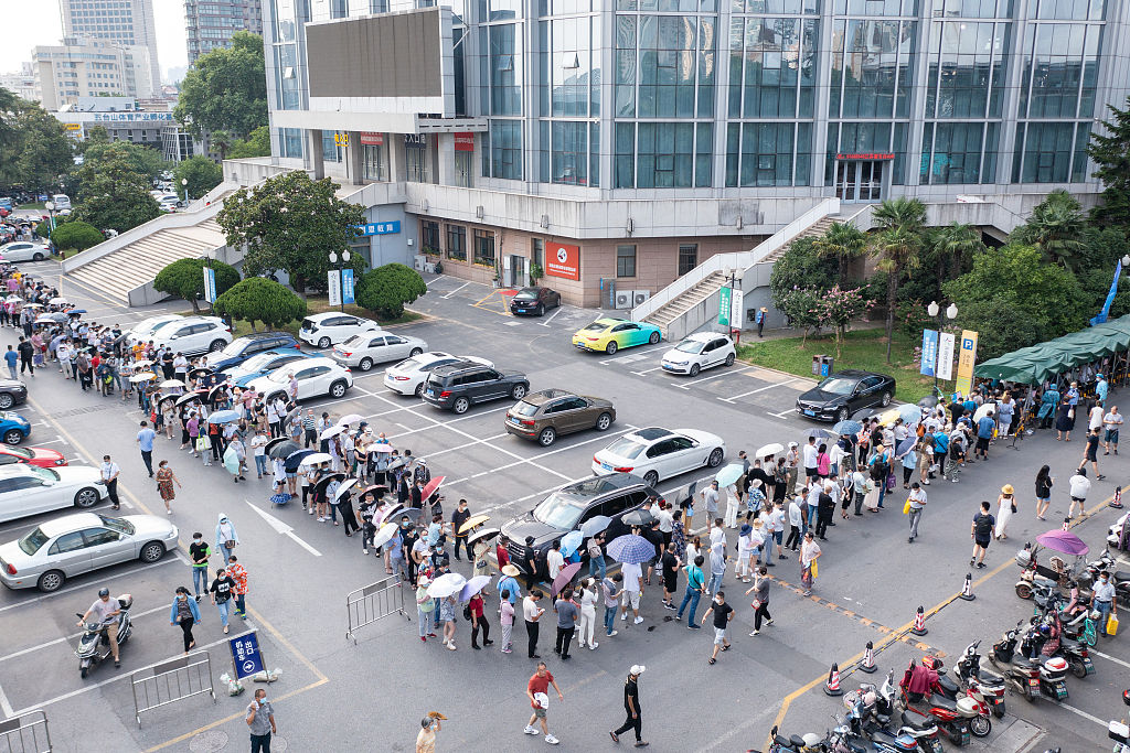 南京市民排队接种新冠疫苗_凤凰网资讯_凤凰网