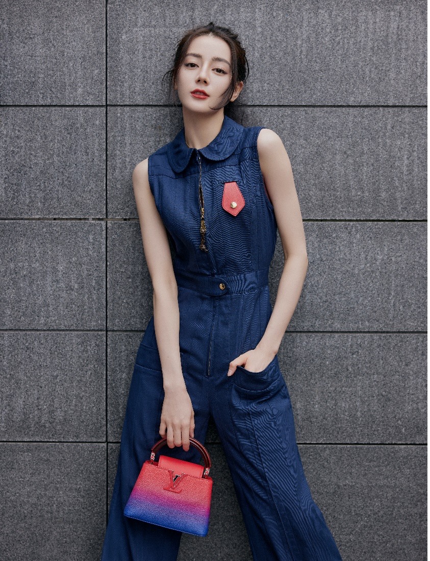 路易威登品牌大使迪丽热巴演绎夏日摩登色彩_凤凰网时尚_凤凰网