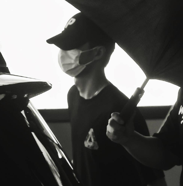 赵丽颖就粉丝互撕事件致歉，王一博“二搭”风波后现身，摘掉与赵丽颖“同款项链”避嫌