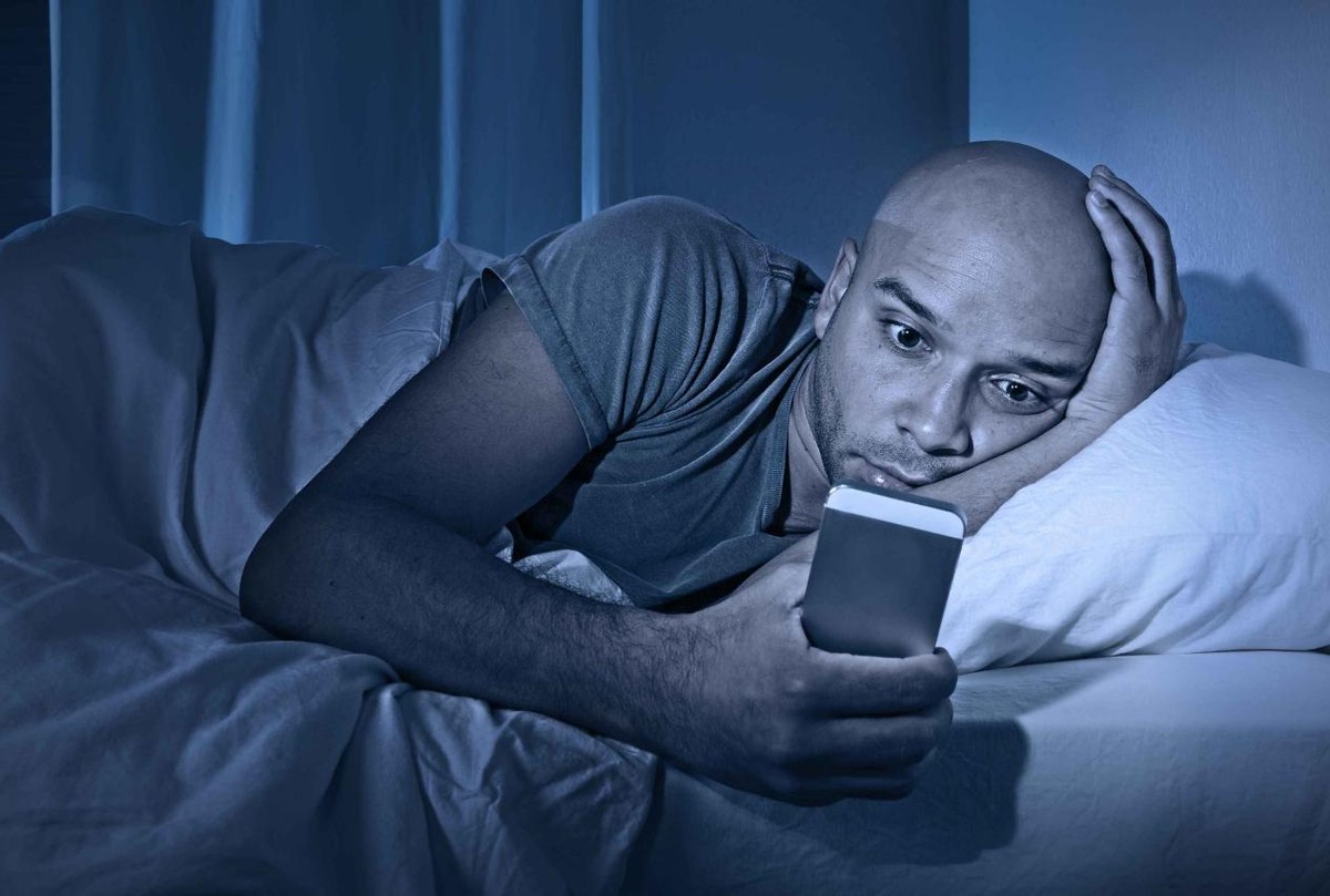 你放在床边充电的手机,可能会打扰你的睡眠!__凤凰网