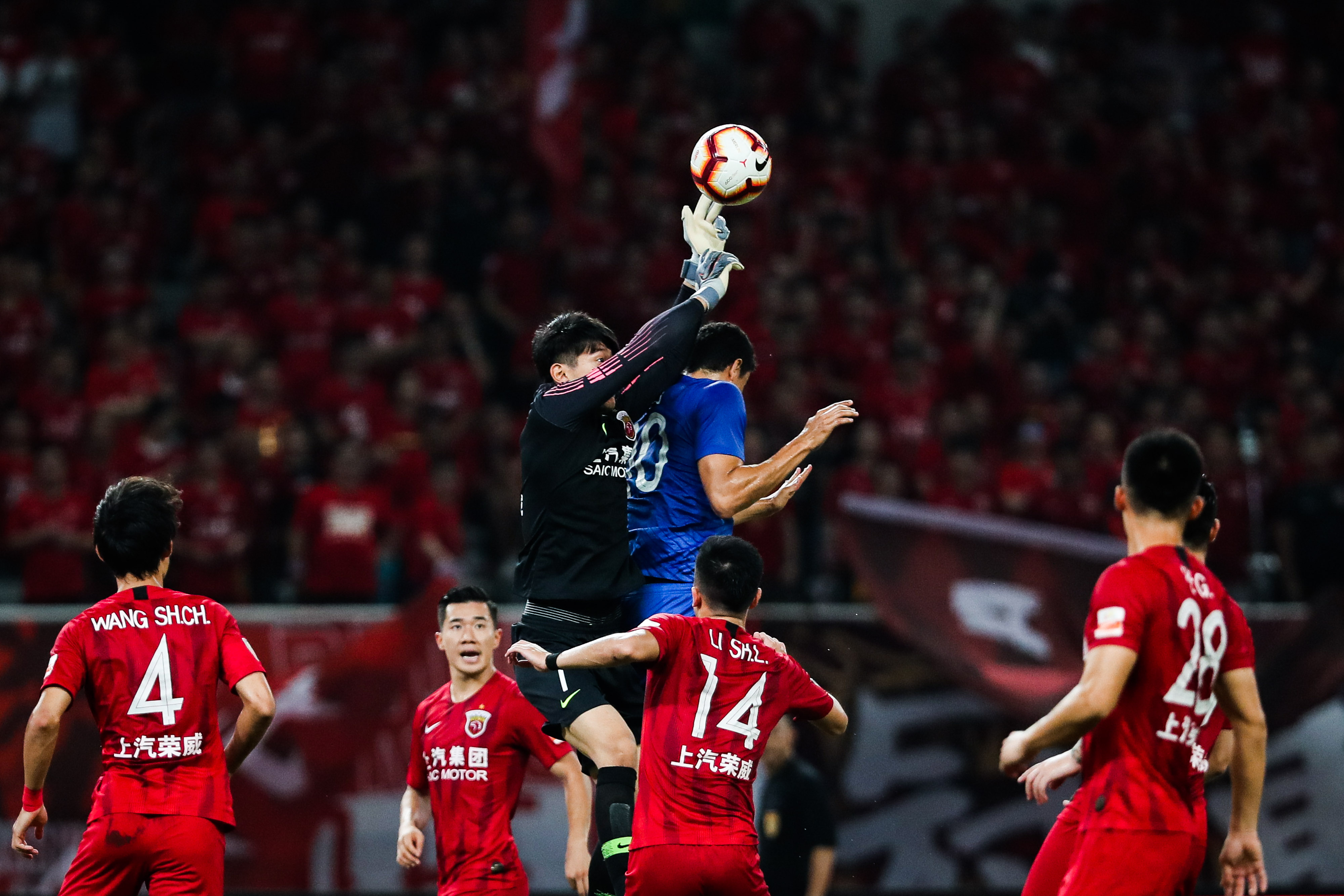 新赛季中超联赛将首次迎来上海德比,随着赛区球迷看台的开放,上海海港