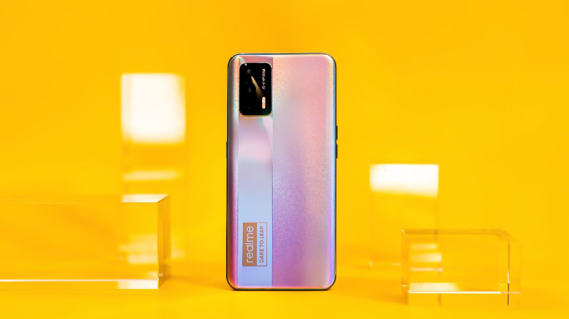 很好地延续了真我gt的整体设计,此次一共带来了三款配色,包括极客银