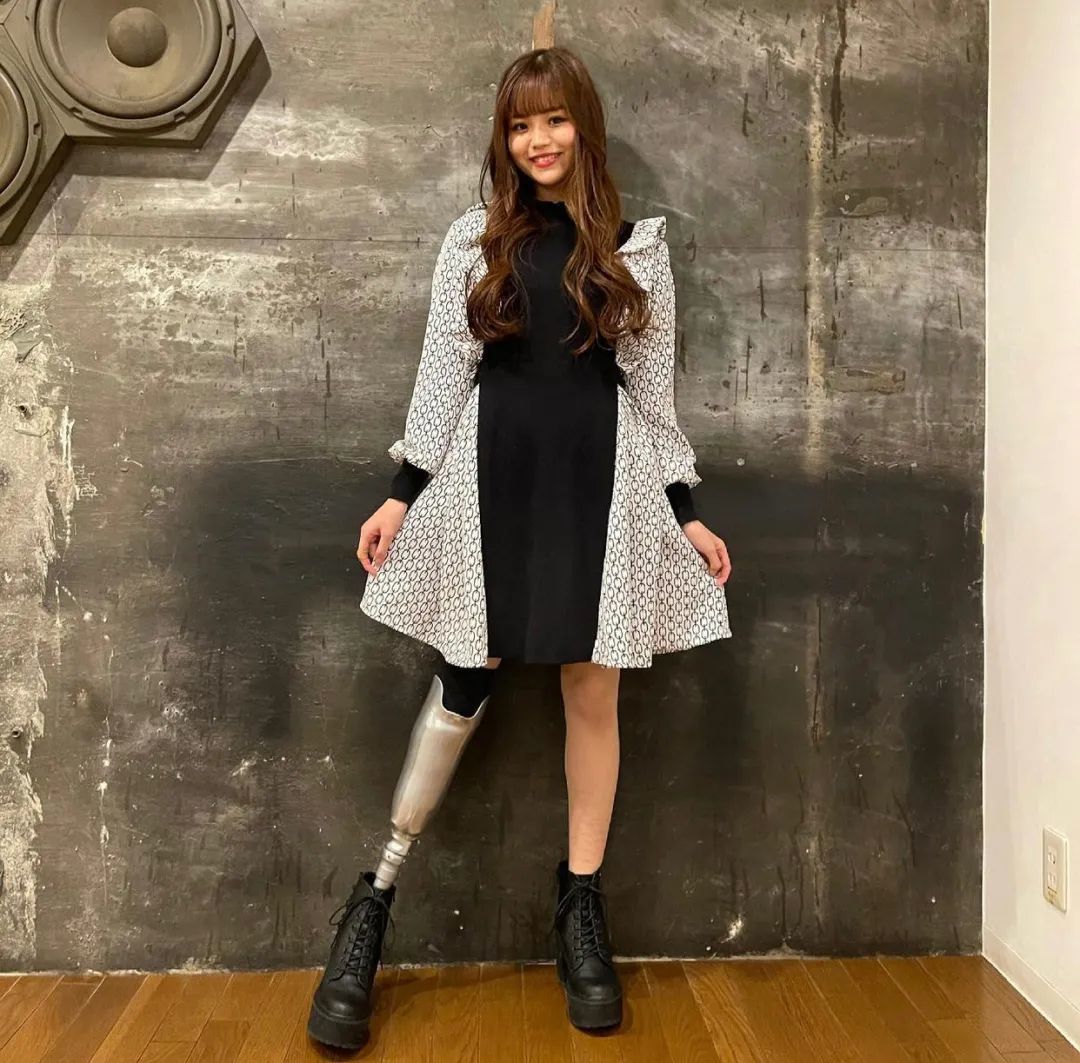 这些女神不一般,逐渐赛博朋克化的义肢模特