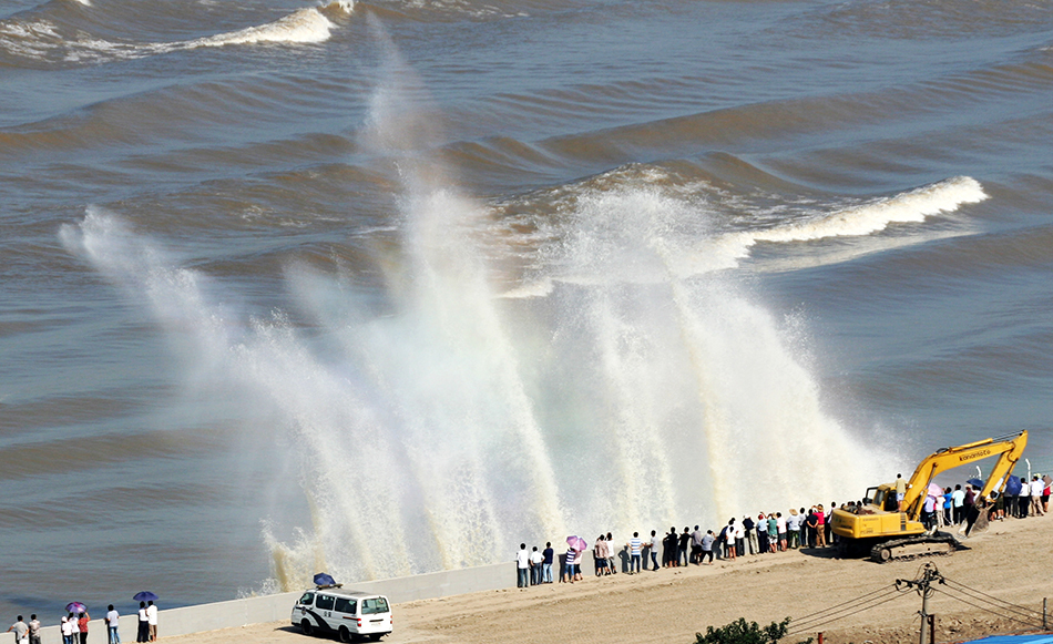 2011年9月15日,杭州市,潮水经过三堡碰到丁字坝被反射折回,猛烈撞击后翻卷回头,波澜壮阔,宏伟壮观。