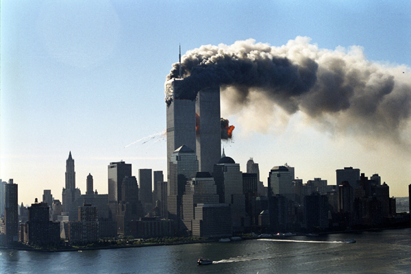当地时间2001年9月11日,美国纽约,被恐怖分子劫持的两架民航客机撞向纽约世界贸易中心“双子塔”。 视觉中国 资料图