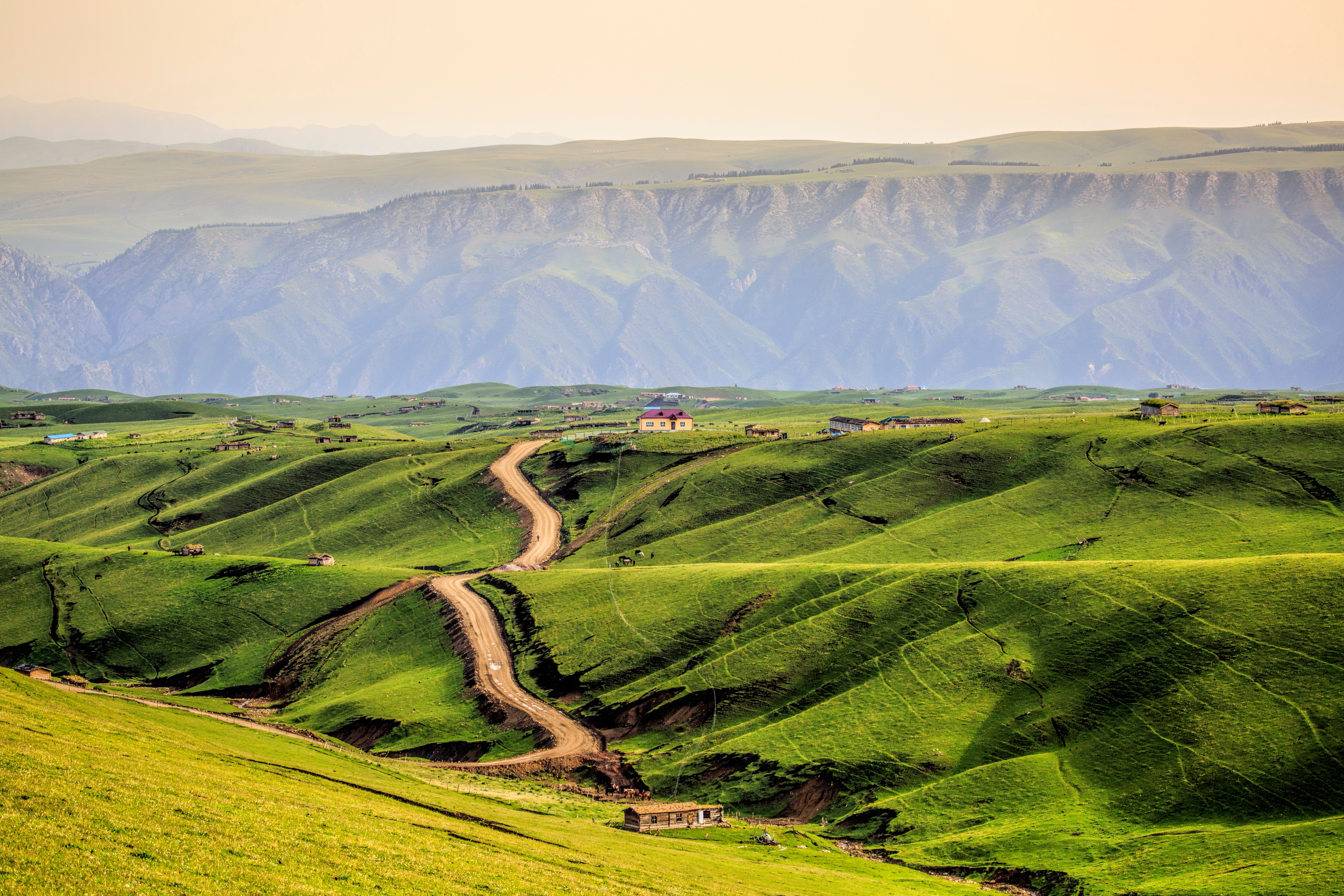 被誉为"东方瑞士",这个位于天山脚下的绝美古村落,早该大火了