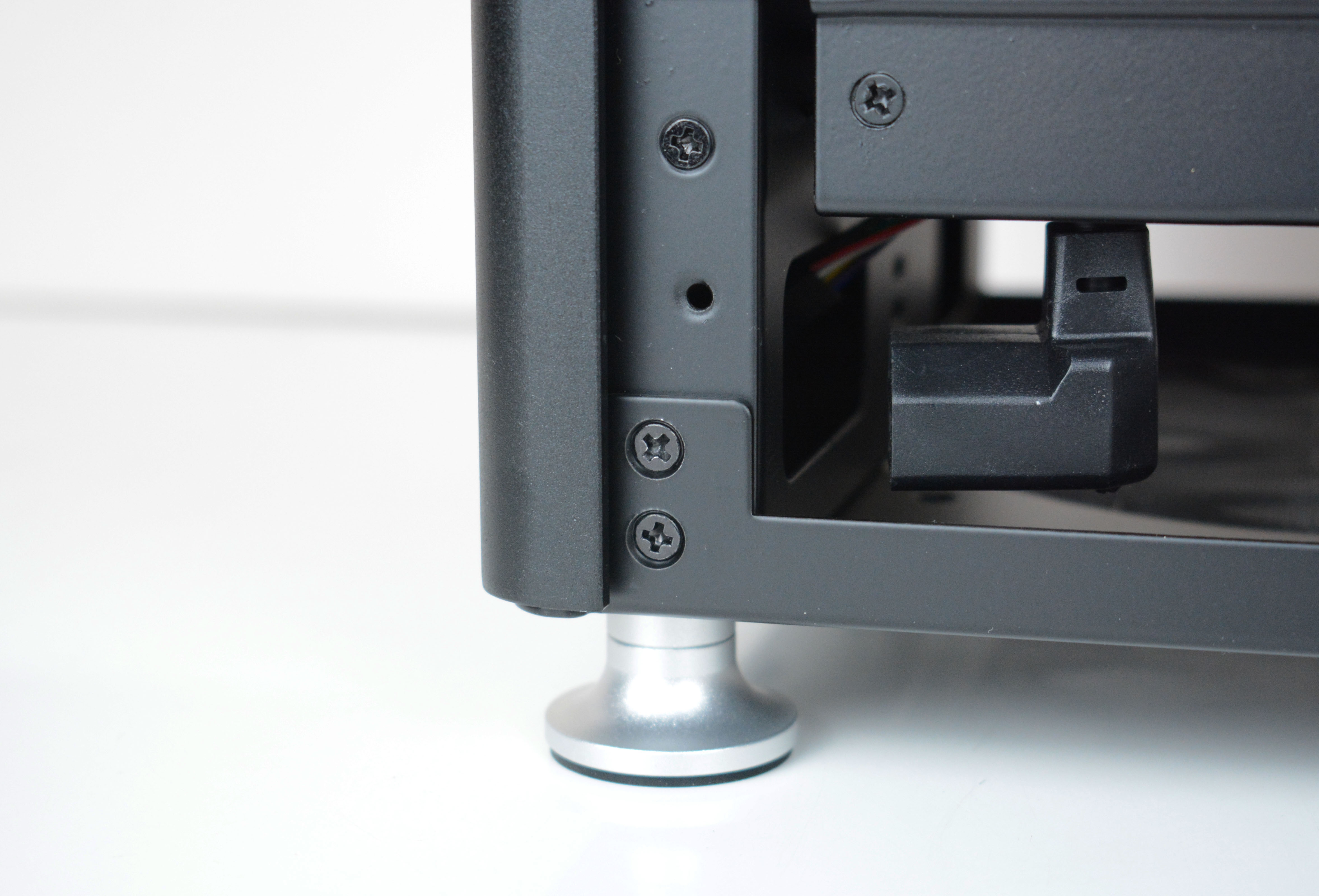 机箱的螺丝基本采用沉头螺丝,这点还是非常值得肯定的,不会突出机箱