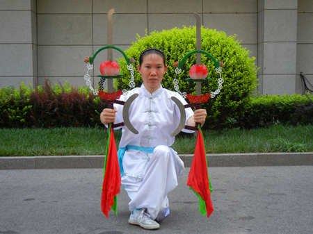 鸡刀镰:心意门双器械之一,亦称拥花腰子,流传于山西,相传为心意拳创始