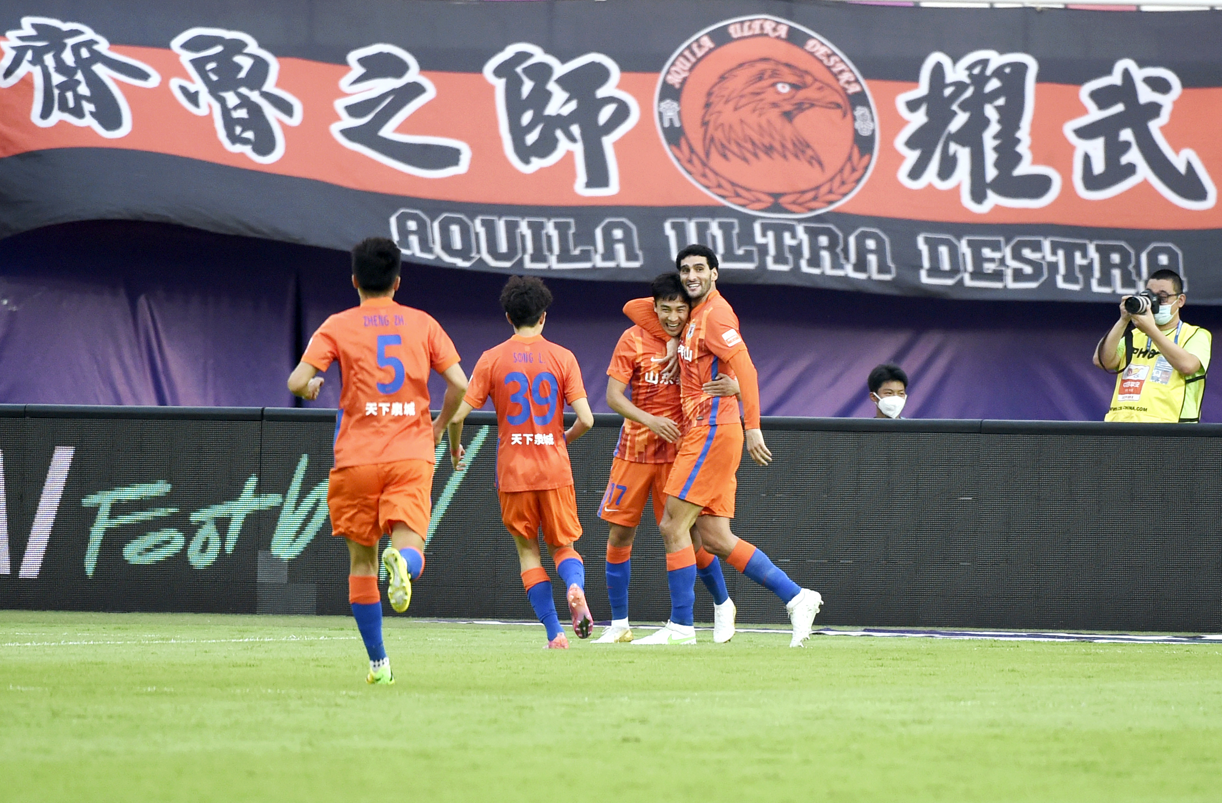 山东泰山队球员吴兴涵（前右二）与队友在比赛中庆祝进球。新华社记者 卢汉欣 摄