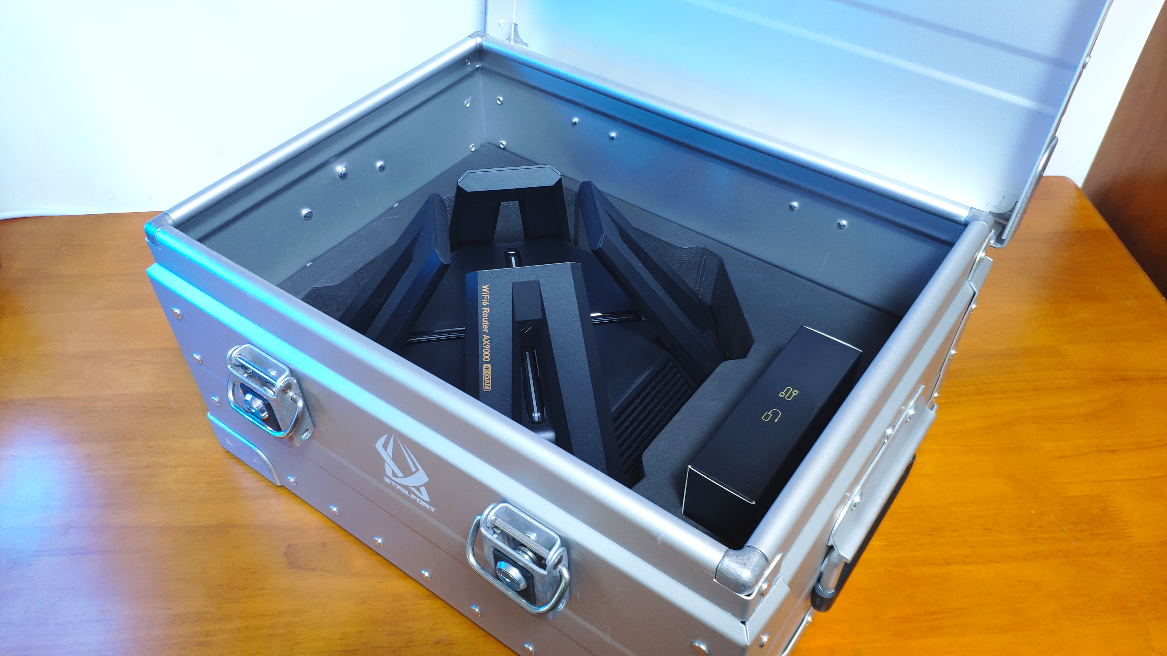 科技感拉满,三频并发 9000m澎湃战力,小米路由器这次很硬核