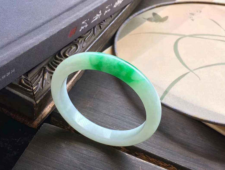 不同价位的翡翠手镯都长什么样?凭何价差千倍?