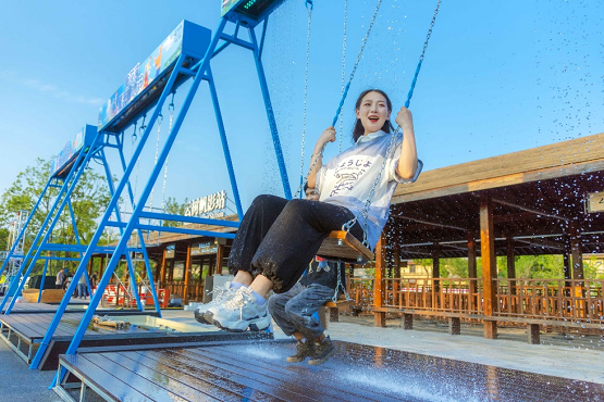 拈花湾嬉水节新玩法:在水幕下荡秋千 好玩不湿身