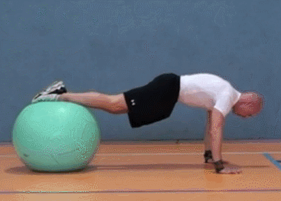 只需一颗健身球,也能玩出一身肌肉