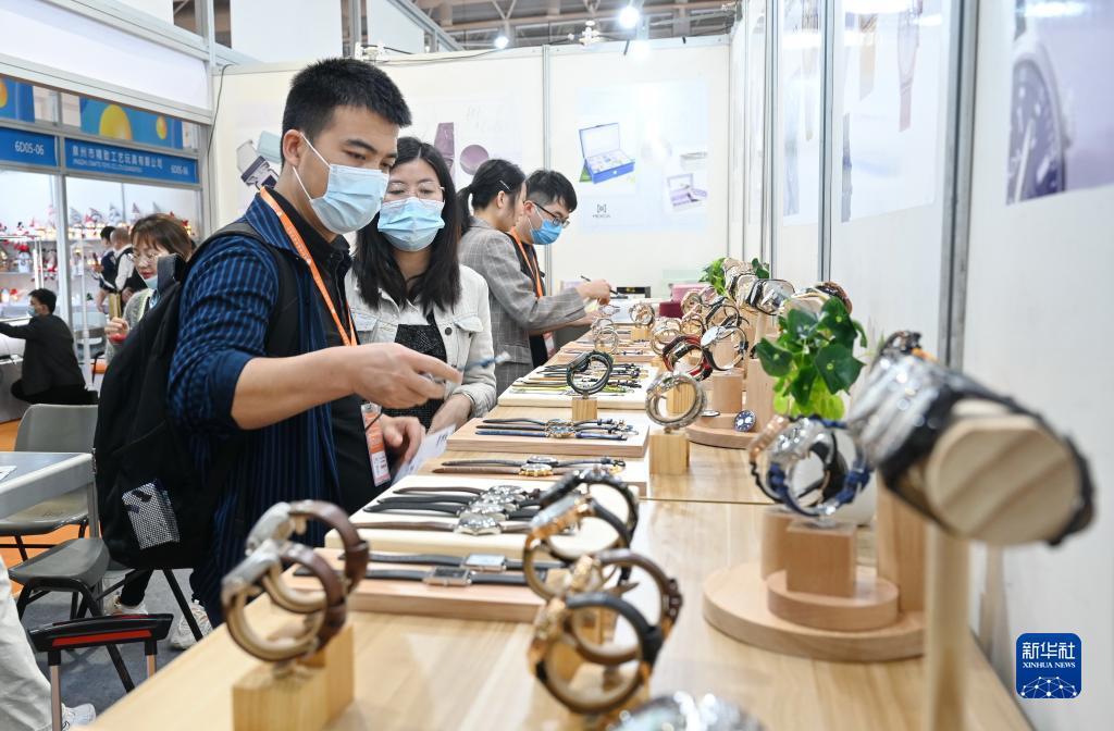 3月18日，首届中国跨境电商交易会在福建省福州市举行，这是采购商在一家3C产品展位前了解展出商品。新华社记者 林善传 摄