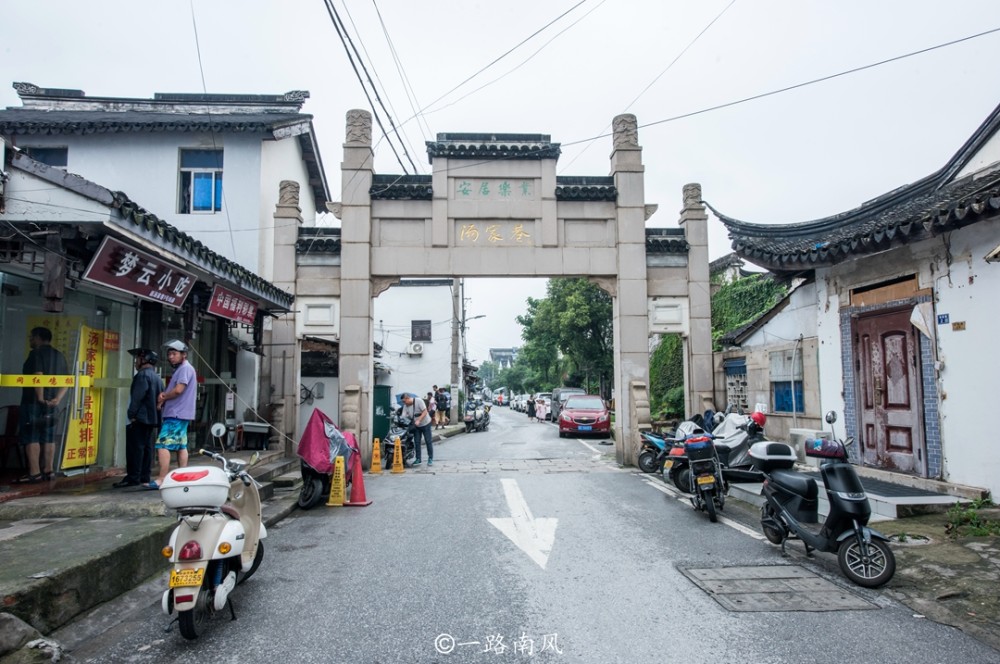 苏州的古巷,古街非常多,不过真正广为人知的是已经开发的山塘街,平江