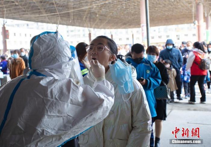 10月21日上午，兰州市，一名学生正在做核酸检测。 <a target='_blank' href='http://www.chinanews.com/'>中新社</a>记者 高展 摄