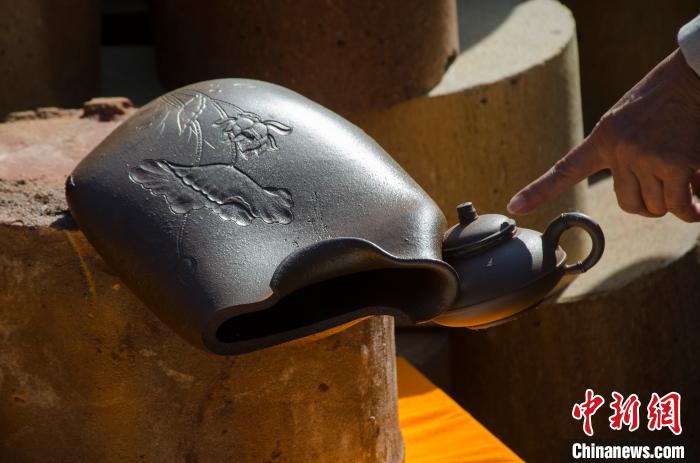 两件坭兴陶作品在烧制过程中黏连在了一起。 翟李强 摄