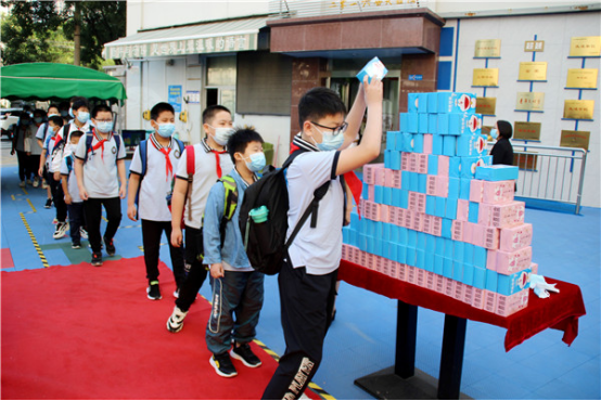 金水区南阳路第三小学:开学第一天"惊喜盲盒"打开新学期美好期待