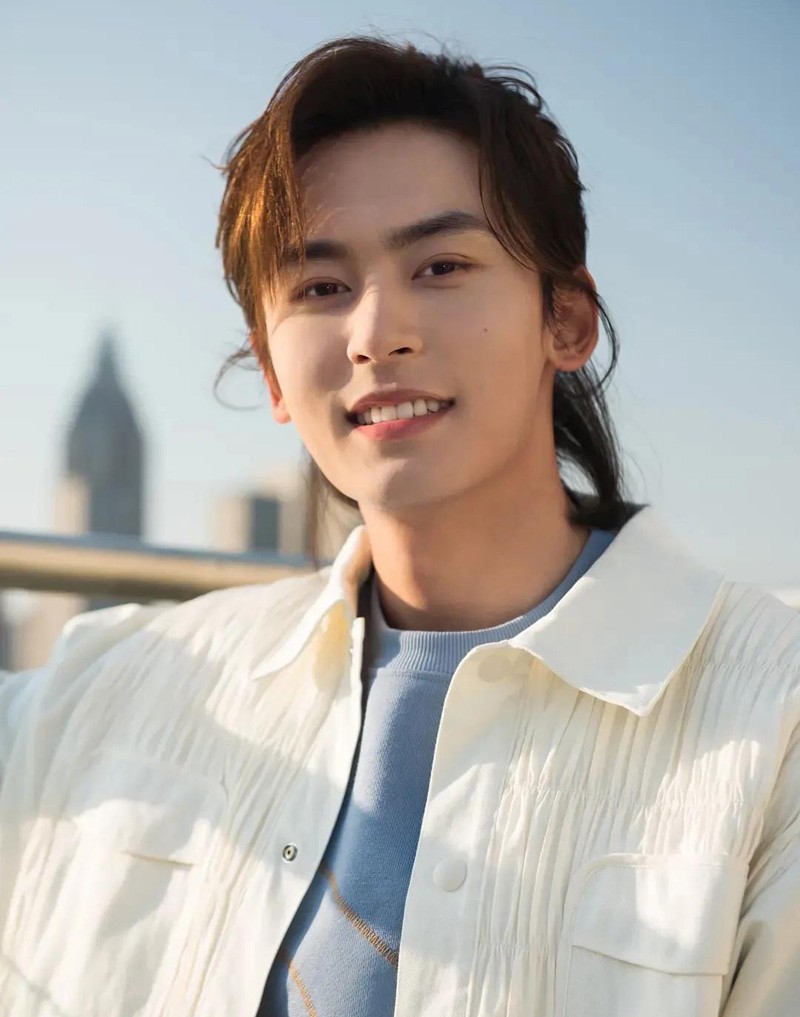 在《山河令》没看到的张哲瀚 《梦幻新诛仙》全有红衣银发绝美胸肌