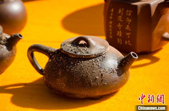 柴火烧制原因,一把坭兴陶茶壶上残留有落灰。 翟李强 摄