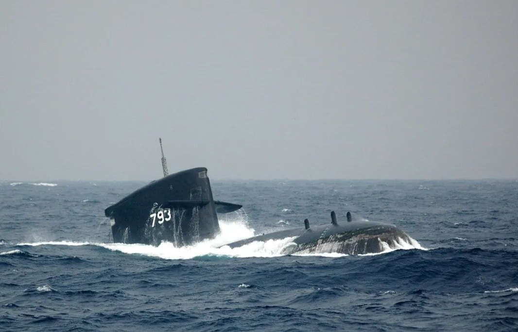 浮出水面的台军海龙号潜艇