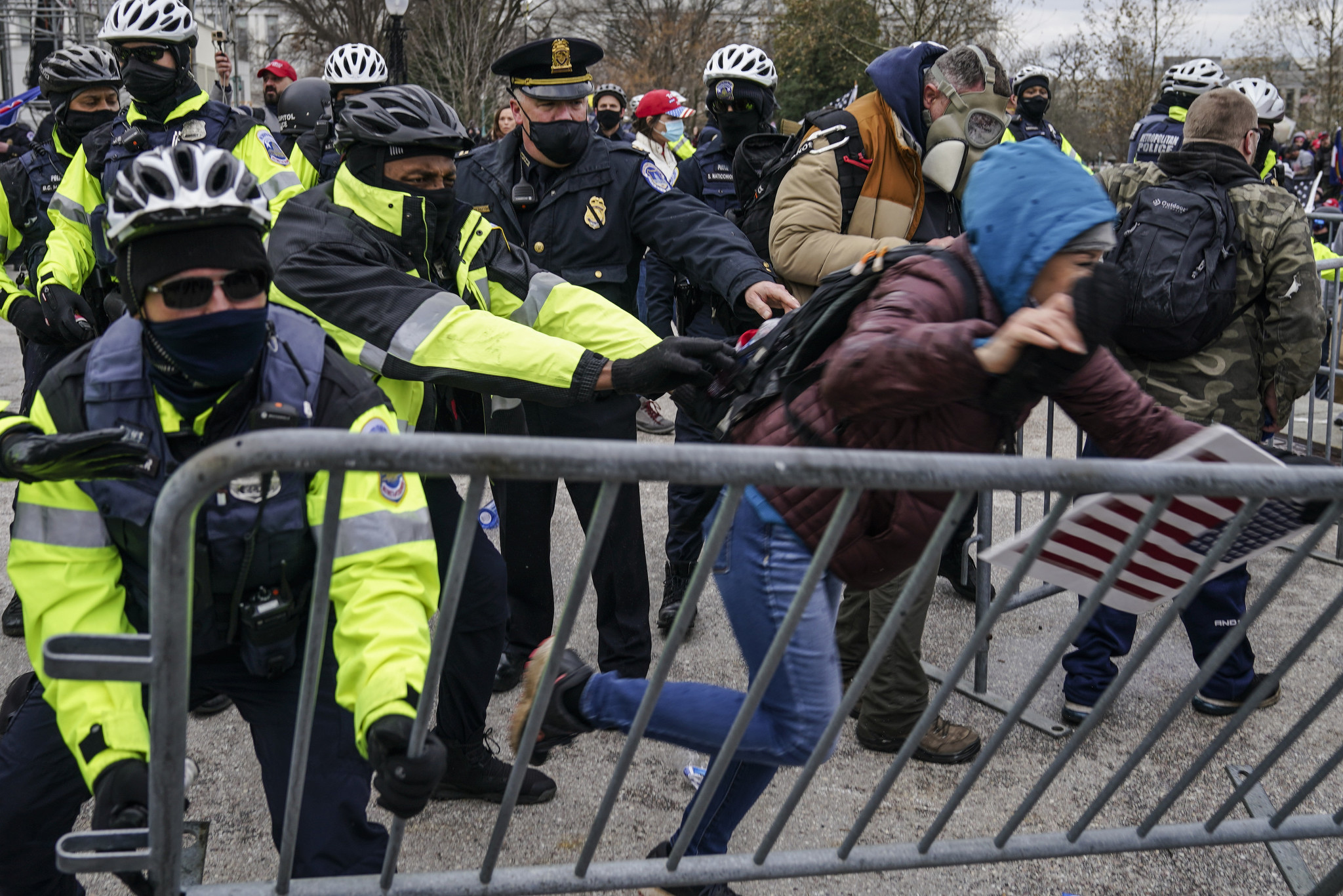 美国华盛顿特区警察局局长罗伯特·康提于当地时间2021年1月6日表示，现已抓捕至少13名支持特朗普的国会大厦抗议者，并没收至少5样武器。在今天美国首都华盛顿的大规模骚乱中，一名特朗普的女粉丝在美国国会抗议时遭警方枪杀，另有3名特朗普的支持者也在抗议中因意外情况而丧生。