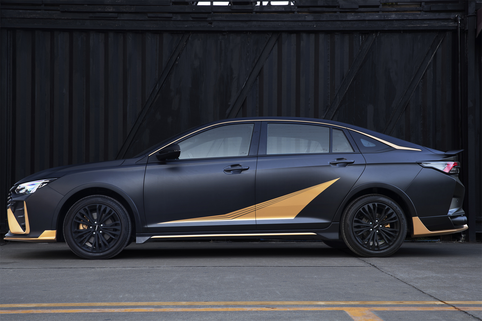 售1279万元起原厂带运动套件东风风神暗夜奕炫max正式上市