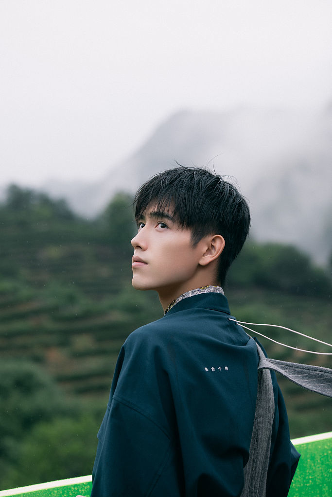 陈飞宇变身草帽少年气质文艺细雨中负担前行意境满满