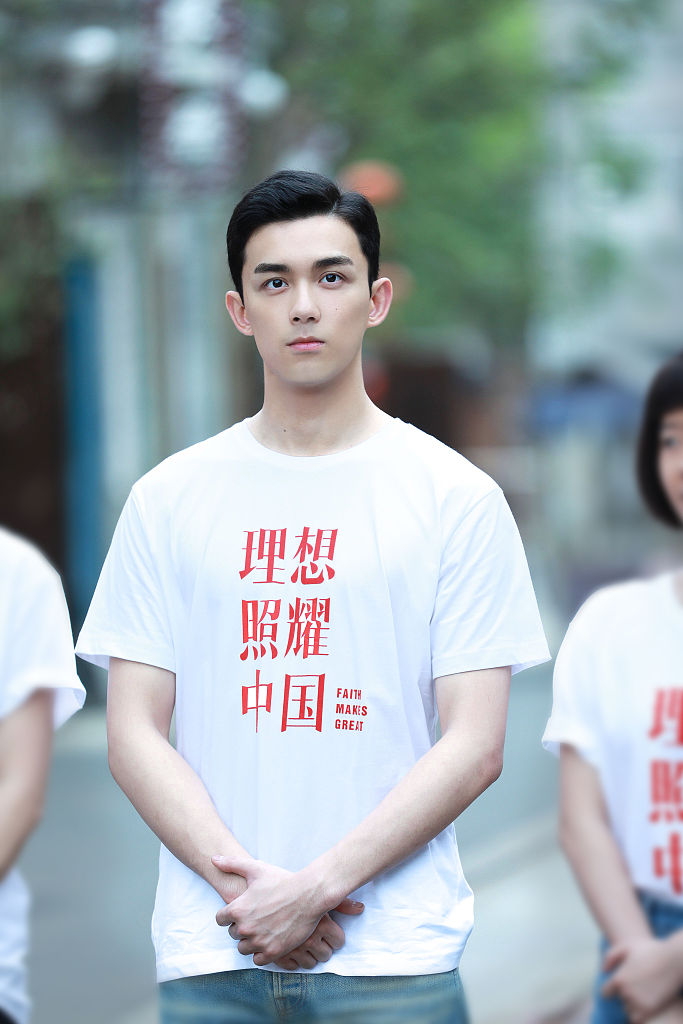 吴磊亮相新剧理想照耀中国开机白t牛仔裤尽显清爽少年气质