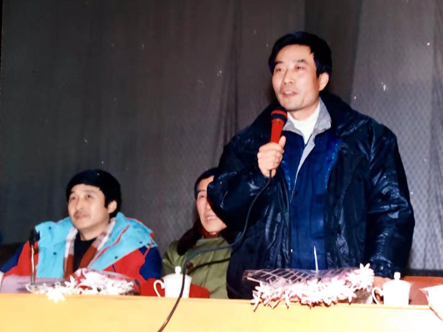 电影《焦裕禄》当年在北京大学的首映式上,李雪健起身发言,身旁红衣者为导演王冀邢。