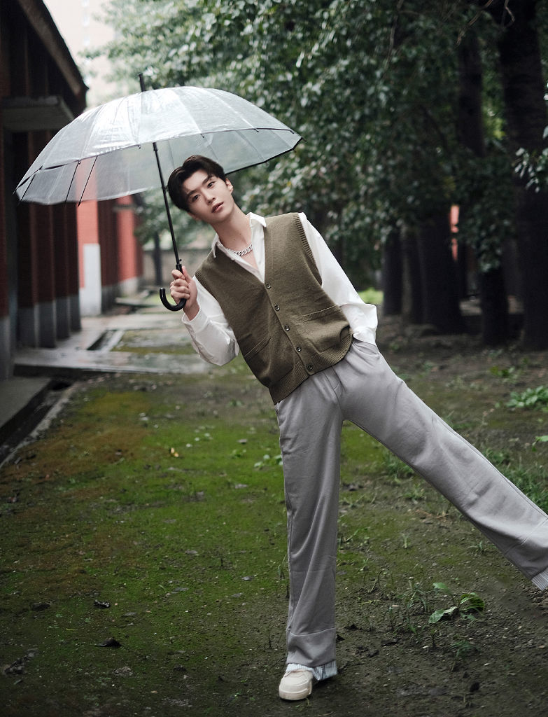 范丞丞撑伞大片少年感十足 雨中漫步畅享绿意