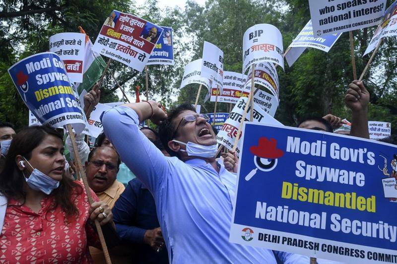 2021年7月20日，印度反对派举行的抗议中，人们手举标牌要求莫迪政府停止使用间谍软件监视人民。图片：AFP