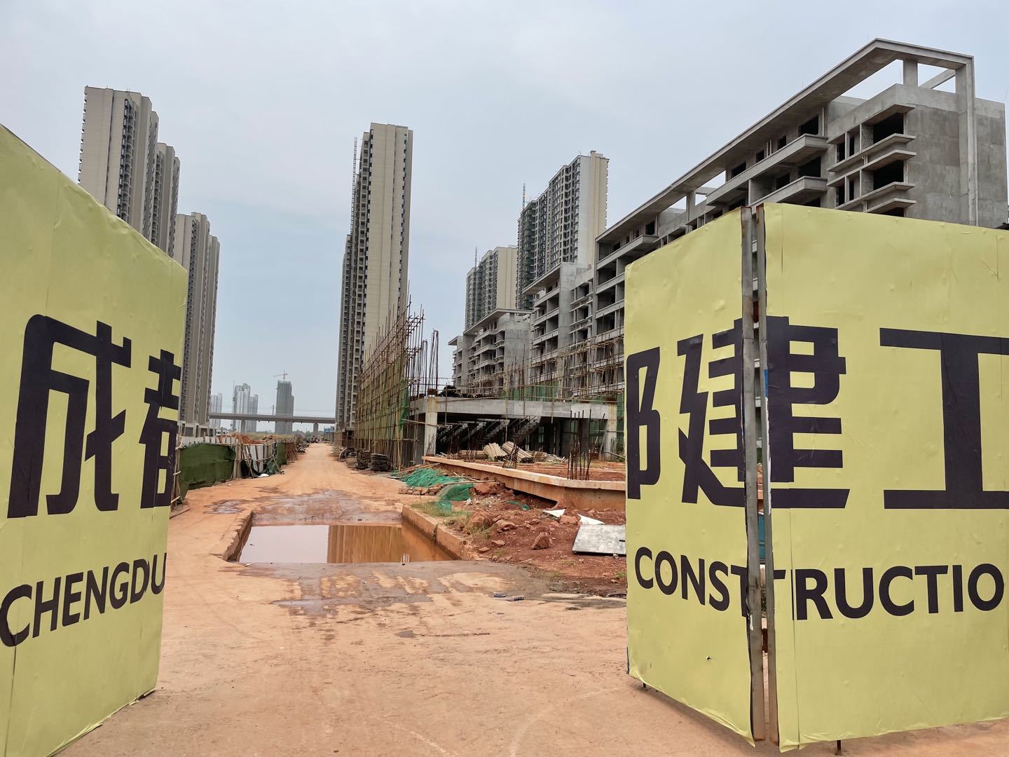 新力控股集团债务危机难解 卖车位送两年“后悔