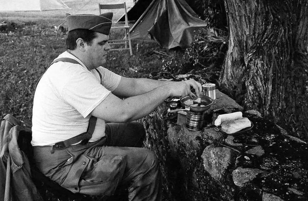 上图_ 二战的美国大兵，正在进食