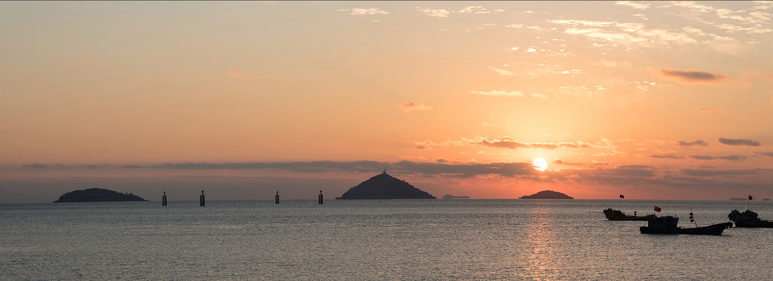 陈建国 摄大金山,小金山和浮岛,中间高,两头低,三岛一线,互相照应,像