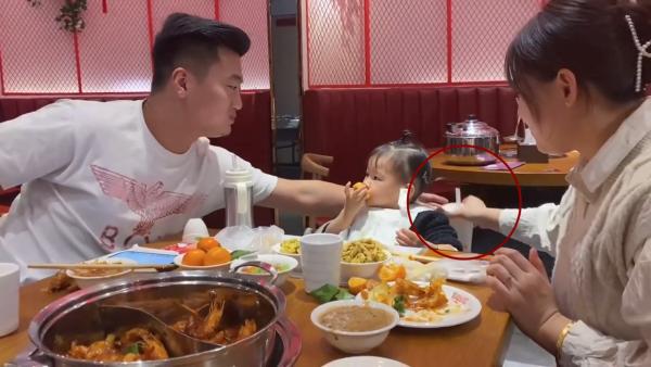 夫妻互相打掩护，挡住女儿视线偷偷喝奶茶