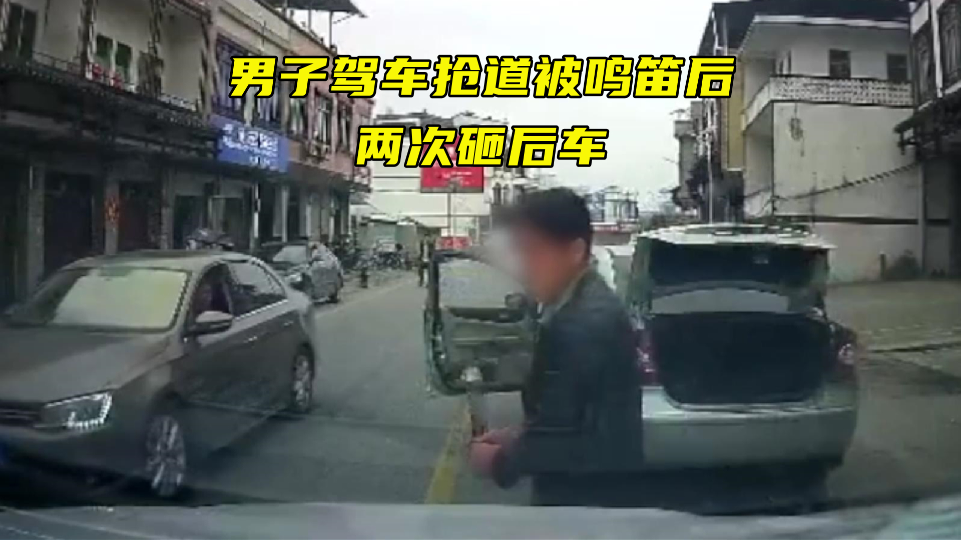 广西一女子在汽车站连续打砸多台车辆，警方已介入 - 陕工网