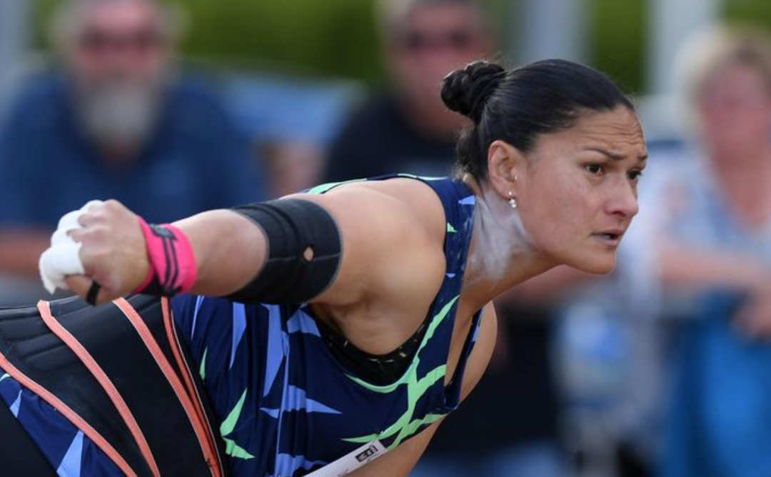 2017年4月26日,瓦莱丽·亚当斯在田径运动服务领域,获得 dnzm(新西兰