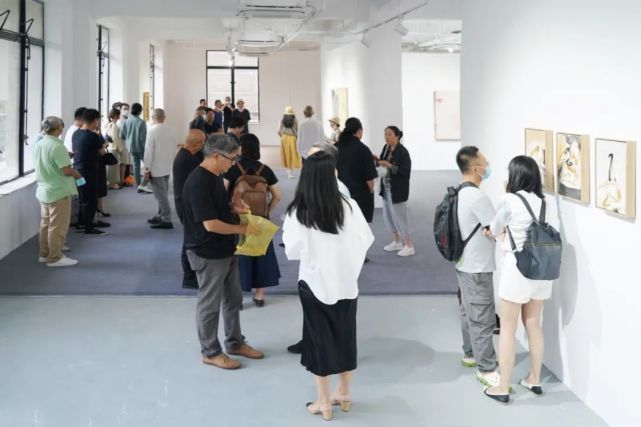 該藝術季在近2千平米的歷史建築裡呈現,通過三場當代藝術展覽:和域