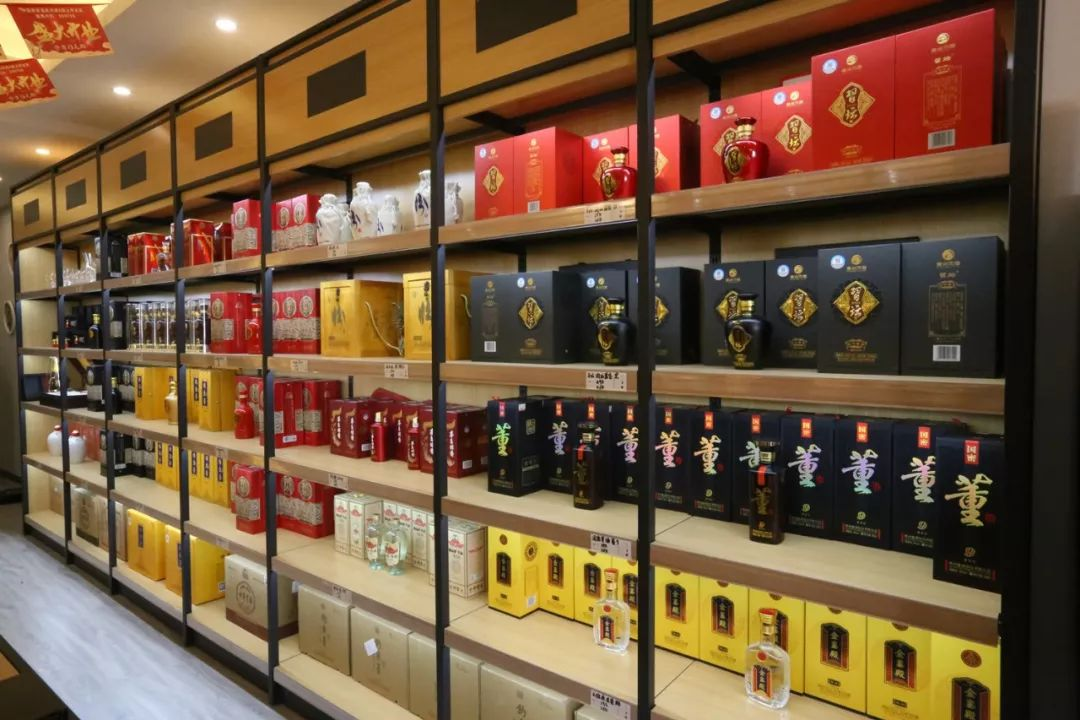 1993年左右,马龙刚在家人朋友的帮衬下,租下一间17平米的门店卖烟酒.