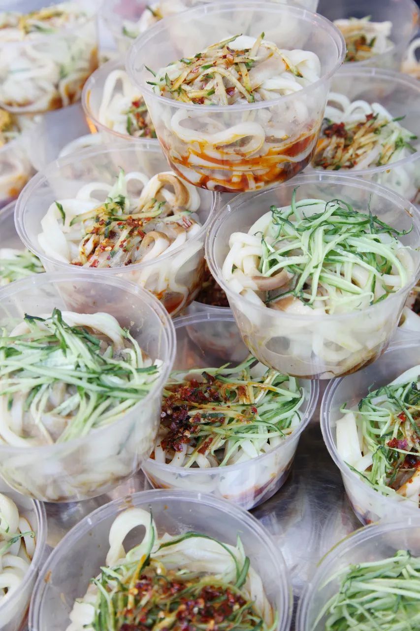 在陕西农村,用小麦面蒸的凉皮一般叫酿皮,吃法和做法跟米皮面皮大同小